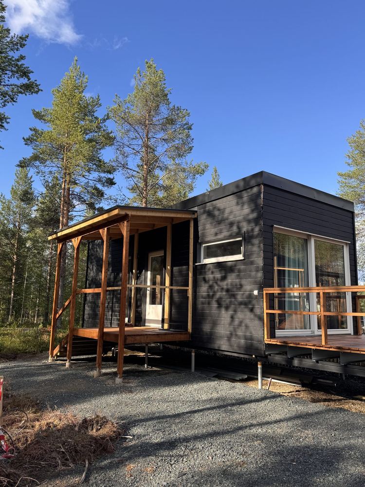 Aurora Cabin kesällä männikössä