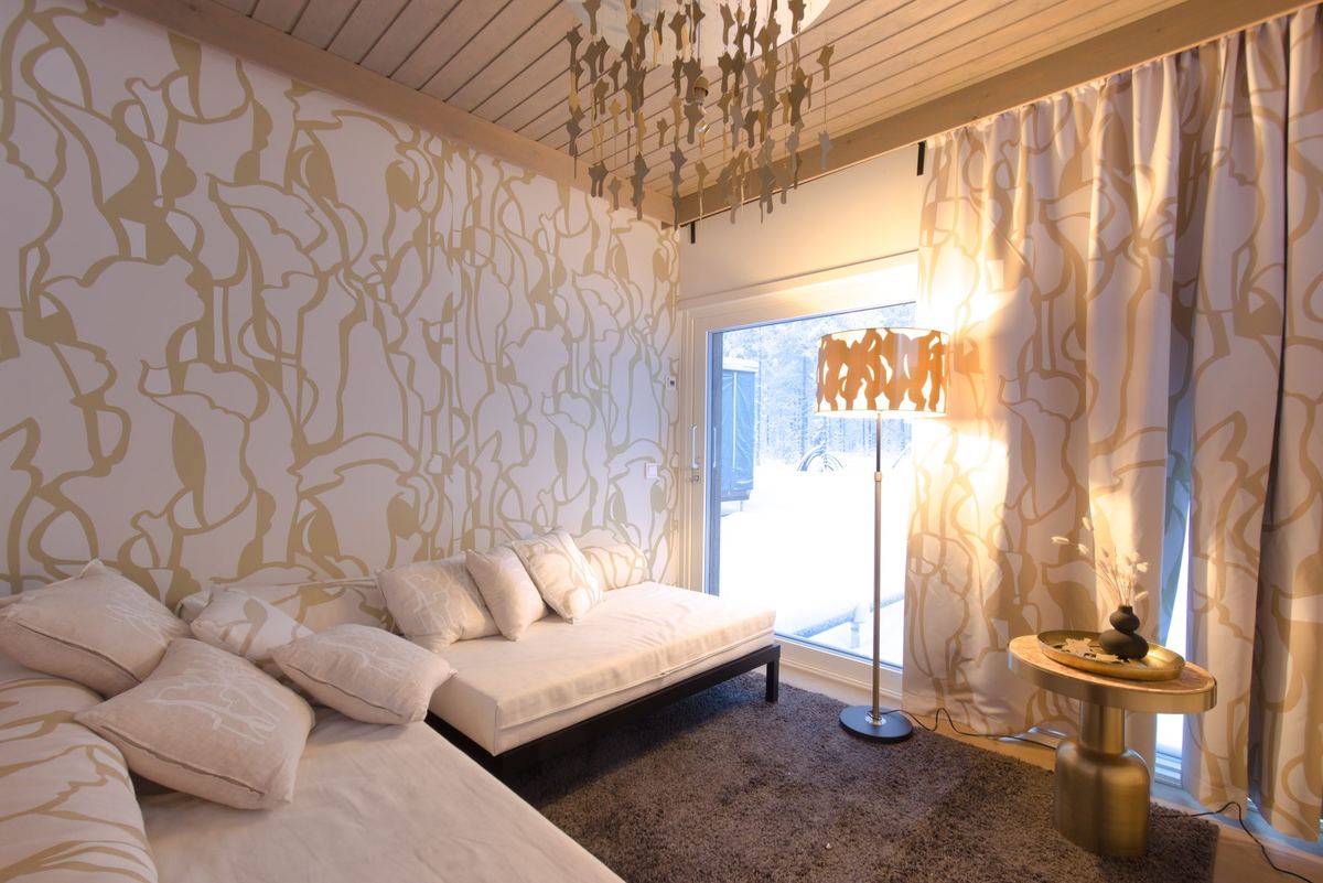 La Perla Cabinin olohuone ja ikkuna metsään